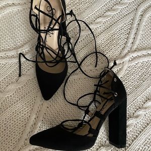 So me black lace up pumps